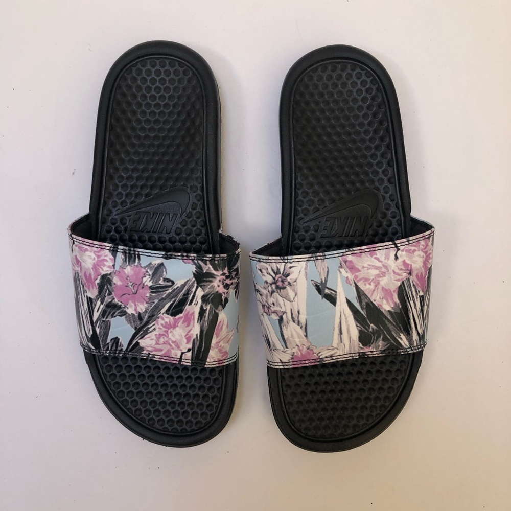 NWOT women’s Nike slides. Size 8